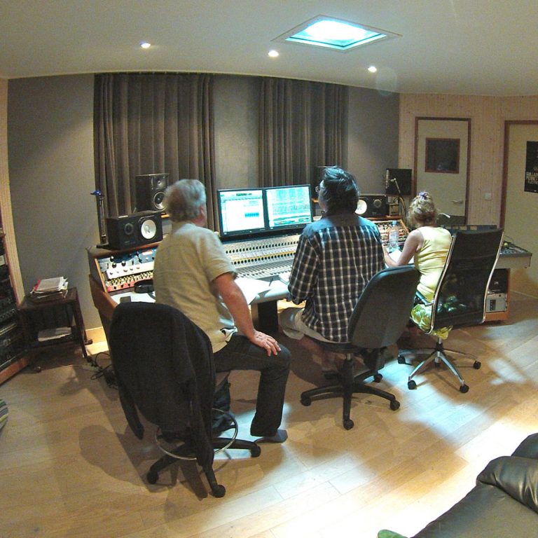 Travail en studio avec Alain Ganne pour le mixage d'un disque.